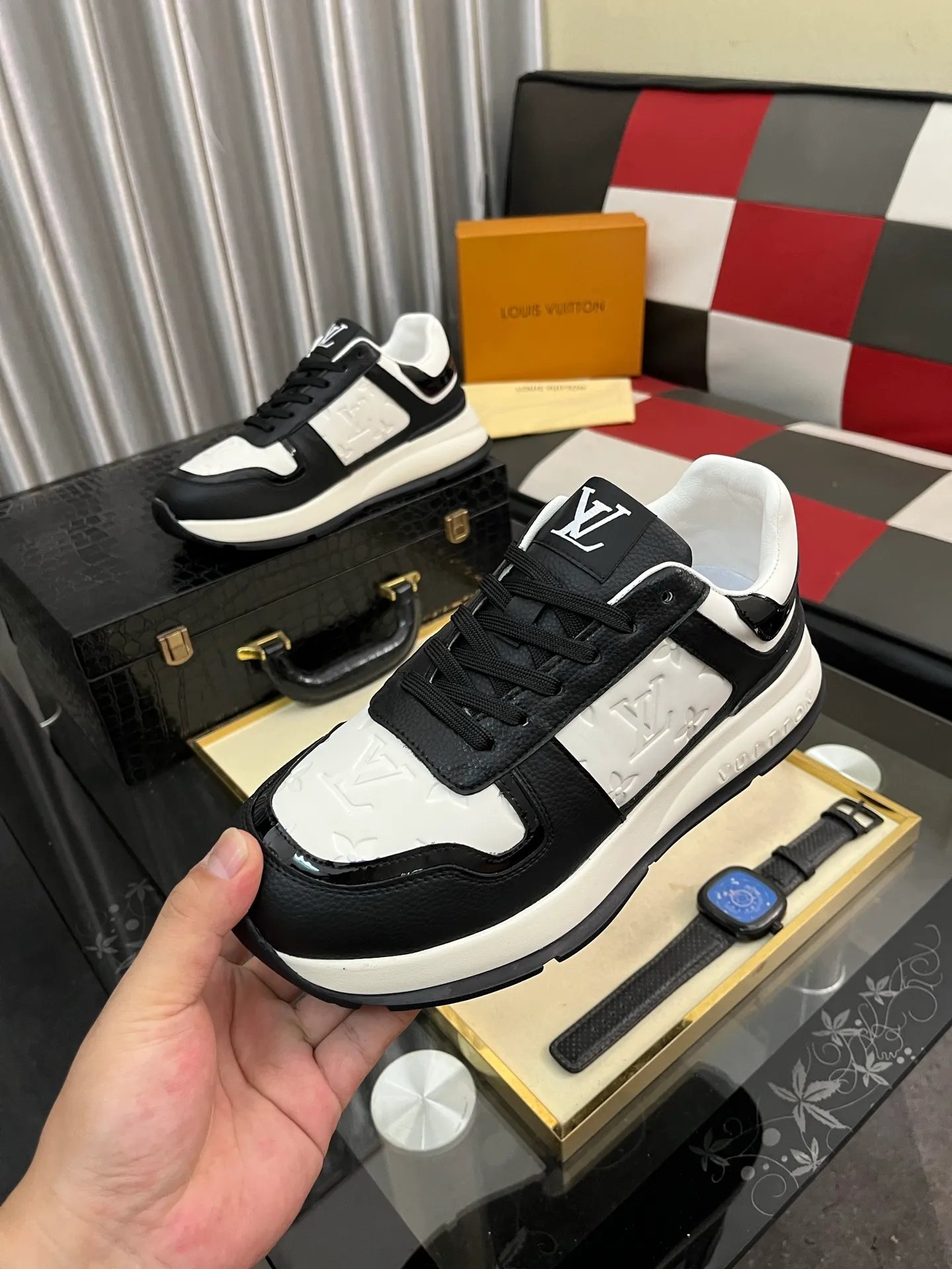 Men's shoes💰438⌚️⌚️《Louis vuitton/LV Louis Vuitton》original quality.~ Unique modern style sneakers. 🏃A must-have casual shoe for trendy men😍😍 Original brand imported from Italy, imported original leather, cowhide lining (refuses to discolor and grind feet) Sole: Original sole provided by the original factory, French lazy style design ⚠️Fit to the feet Original quality code number: 38-443️⃣Colors available